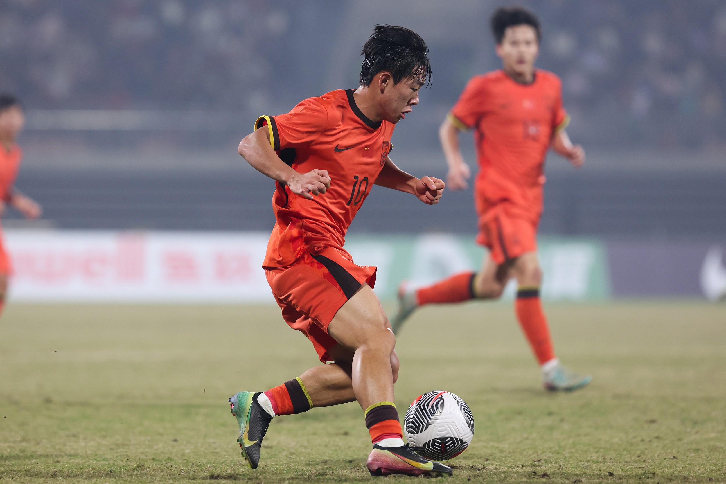 星空体育-赵震：皇马老球探曾赞邝兆镭水平高，现在应让他安静稳定踢球