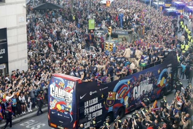 星空体育官网-巴萨巡游庆祝夺冠：数万人狂欢，梅西名字又成歌词