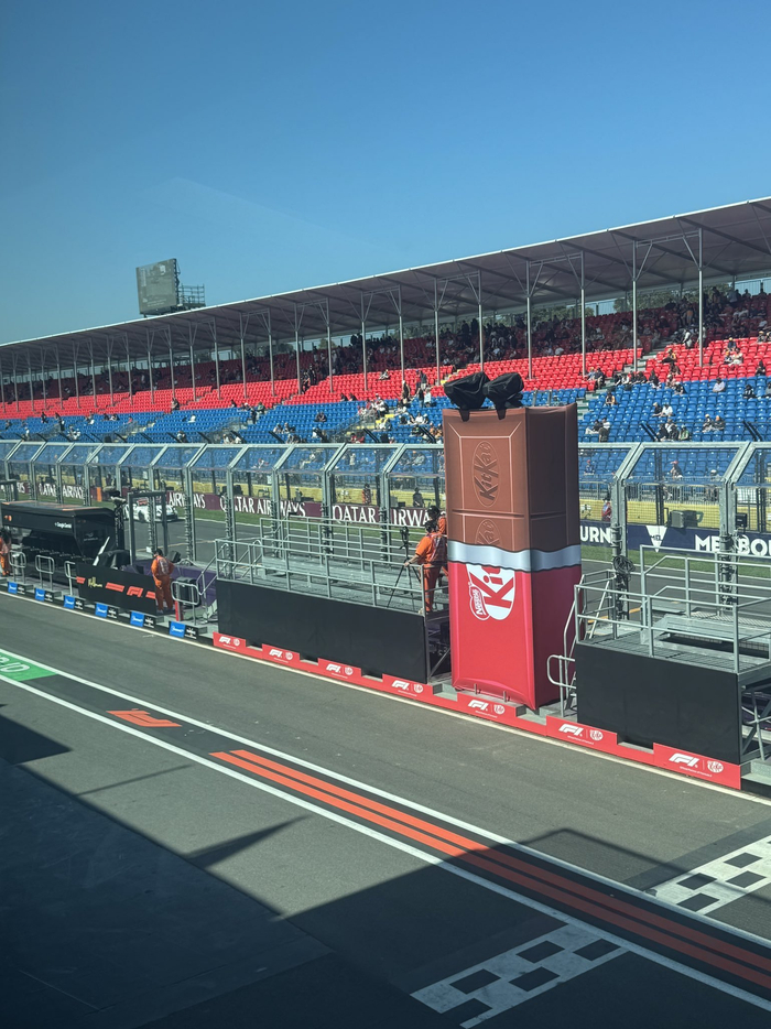 星空体育官网-墨尔本F1维修通道惊现巨型Kitkat巧克力|澳大利亚|大奖赛_新浪体育_新浪新闻