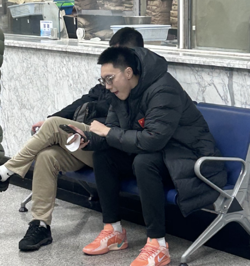 星空体育下载-贺希宁曝光胡明轩无缘世预赛原因：膝伤复发 回国第一时间去医院