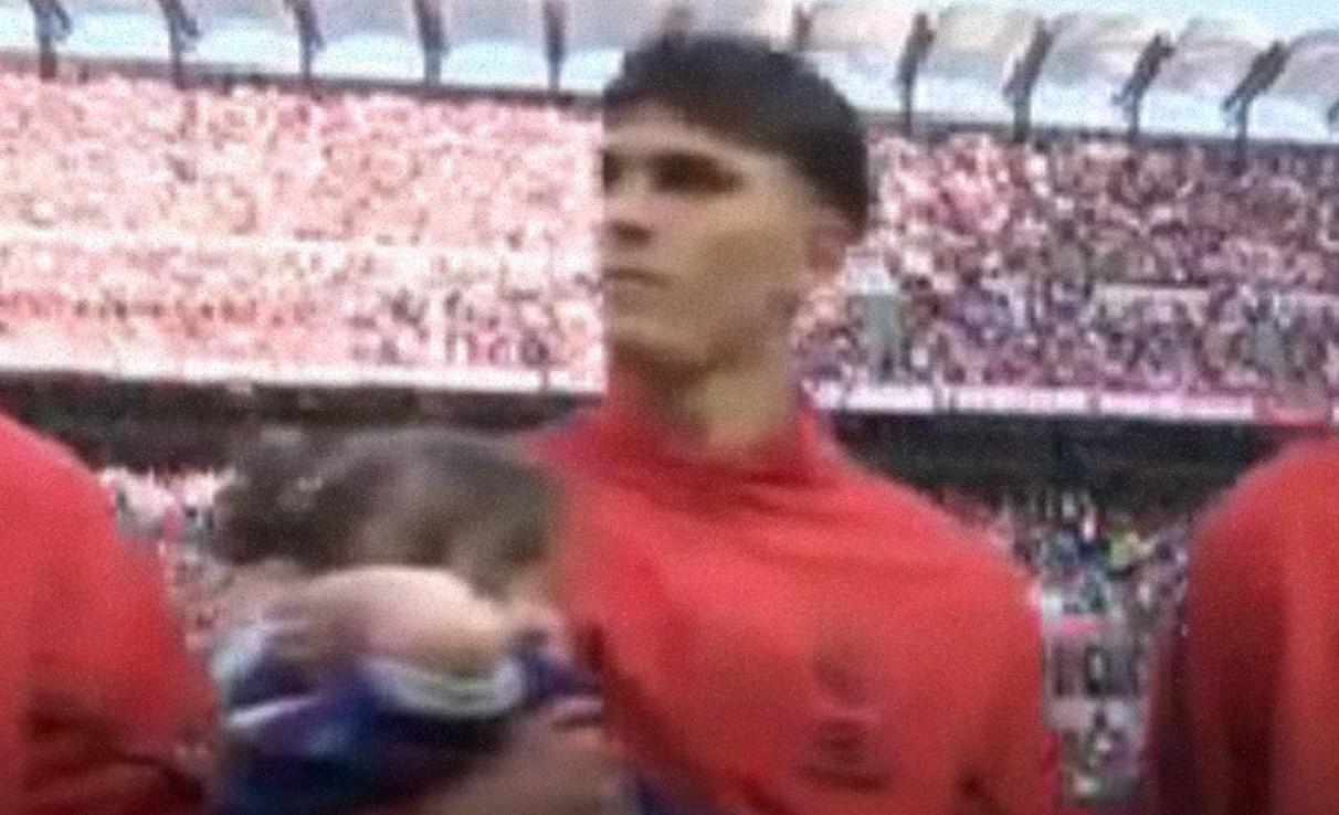 星空体育官网-米兰小球童赛前被圣西罗狂热氛围所震撼，巴尔泰萨吉暖心安慰