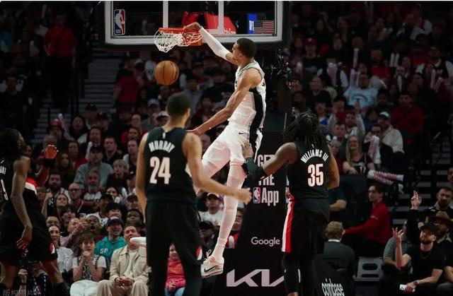 星空体育-文班复出马刺客场大逆转开拓者 下场回主场即可晋级？